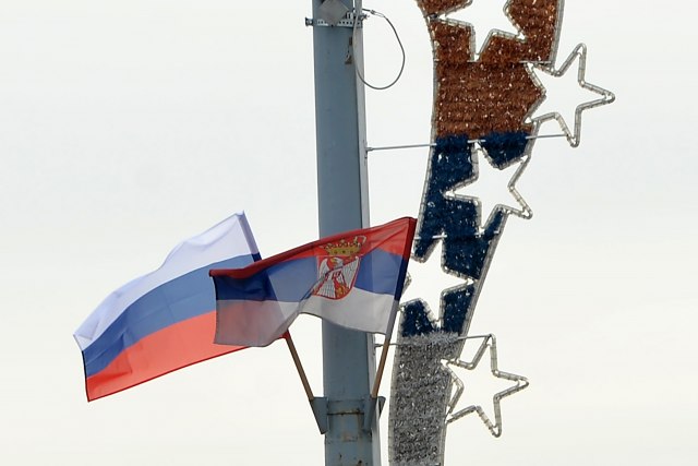 BG pred dolazak Putina: Zastave svuda, pano na zgradi FOTO