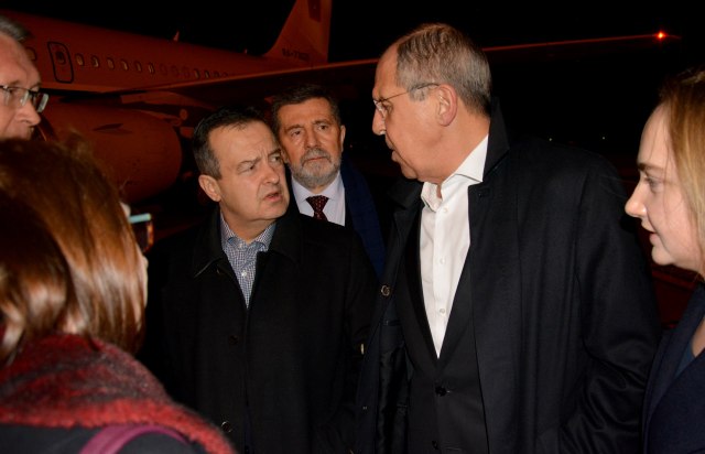 Lavrov doputovao u Beograd, doèekao ga Daèiæ FOTO