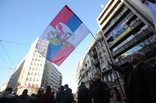 People in Belgrade wave the flags of Russia and Serbia combined into one (Tanjug)
