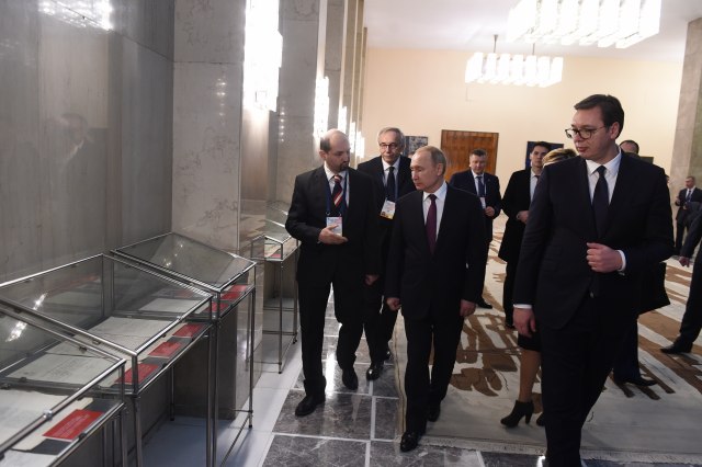 Putina u stopu prati telohranitelj s "èegetom"
