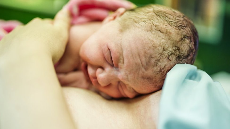 Poroðaj na toèkovima: Još jedna trudnica iz Srbije se porodila u vozilu