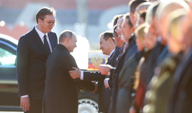 Dacic only Serbian official who gets hug from Putin