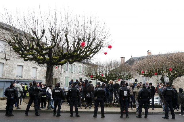 Stiže Makron, novi sukob protestanata i francuske policije
