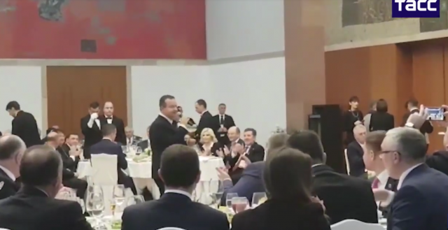 Objavljen snimak: Daèiæ peva, Putin tapše VIDEO