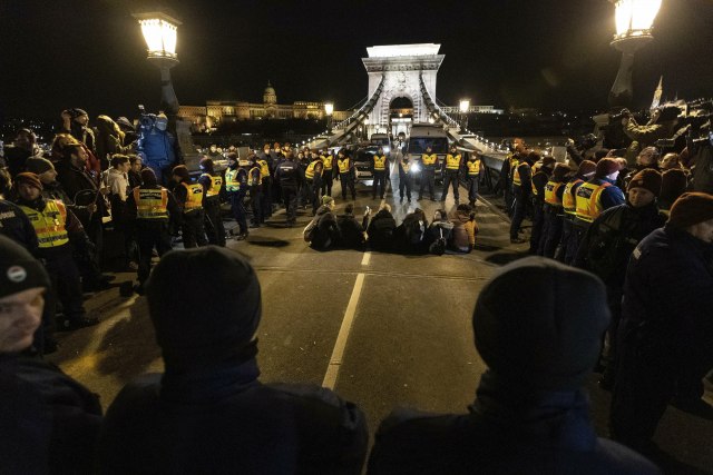 Mađari na ulicama, protest zbog 