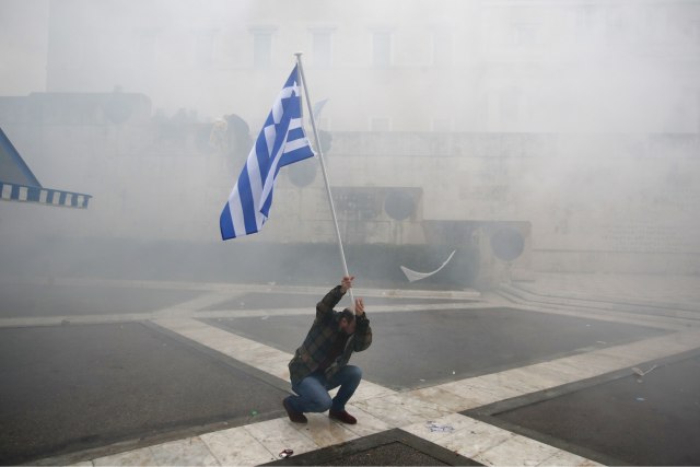 Haos u Atini, sukobi, suzavci na protestu FOTO