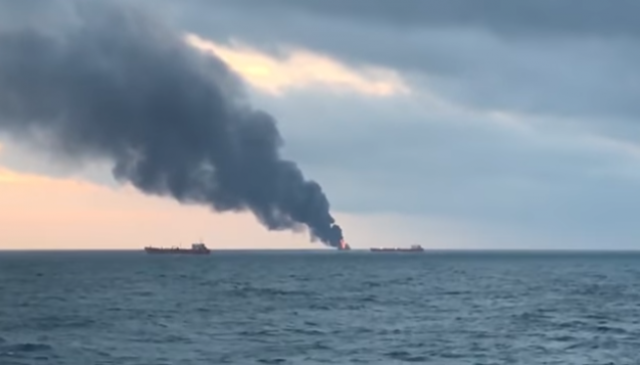 Požar na dva broda kod Kerèkog zaliva, najmanje 14 mrtvih