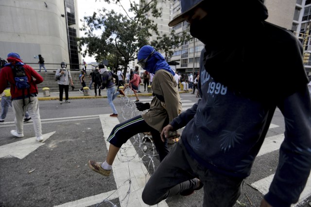 Venecuela u haosu: Dva predsednika, incidenti, 26 mrtvih