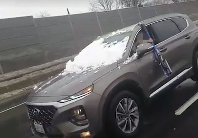 Ne budite kao ovaj vozač – očistite sneg sa automobila pre vožnje