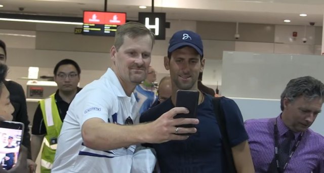 Đoković i na aerodromu pokazao veličinu VIDEO