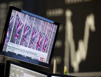 Brexit news on a TV screen with the curve of the German stock index DAX in background (Tanjug/AP)