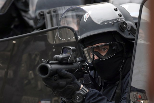 Demonstranti u Francuskoj ostaju bez oèiju i ruku VIDEO