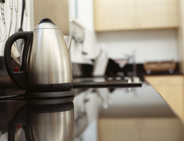 Odličan trik: Uklonite kamenac iz kuvala uz pomoć jedne namirnice