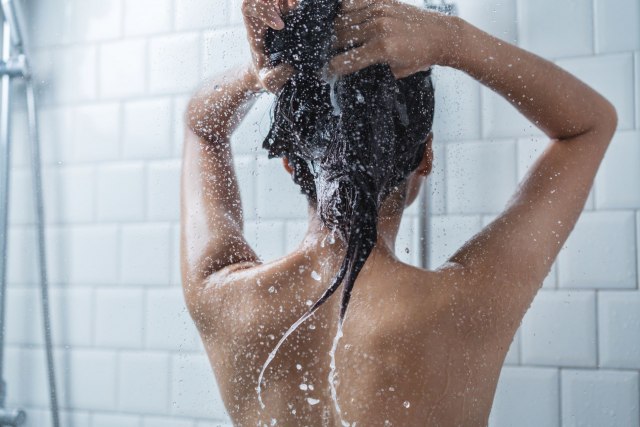 Nije svejedno da li æete to uraditi ujutru ili uveèe: Kada je pravo vreme za pranje kose?