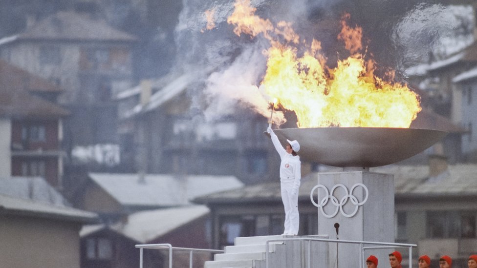 Klizaèica Sanda Dubravèiæ pali olimpijski plamen/Getty Images