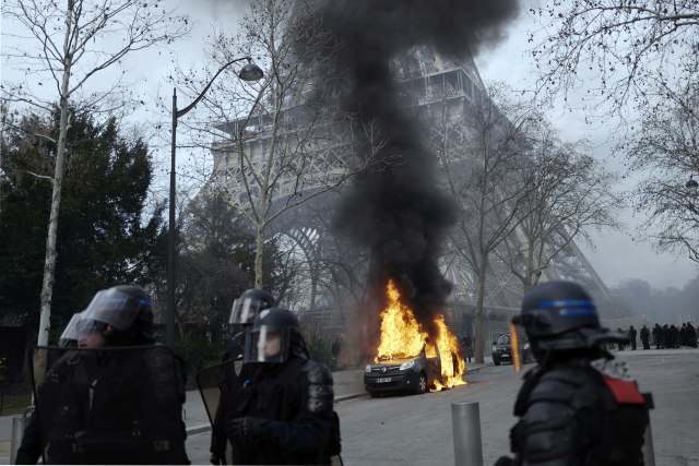 Zapaljeno vojno antiterorističko vozilo u Parizu FOTO