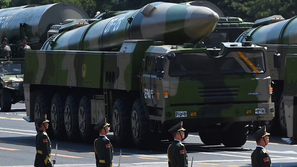 Vojna vozila nose DF-26 rakete tokom parade u Pekingu/Getty Images