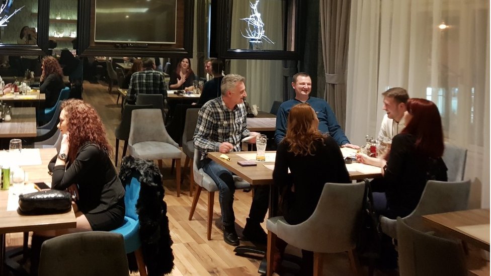 Restoran u Šapcu uveo novèane kazne za korišæenje mobilnih telefona