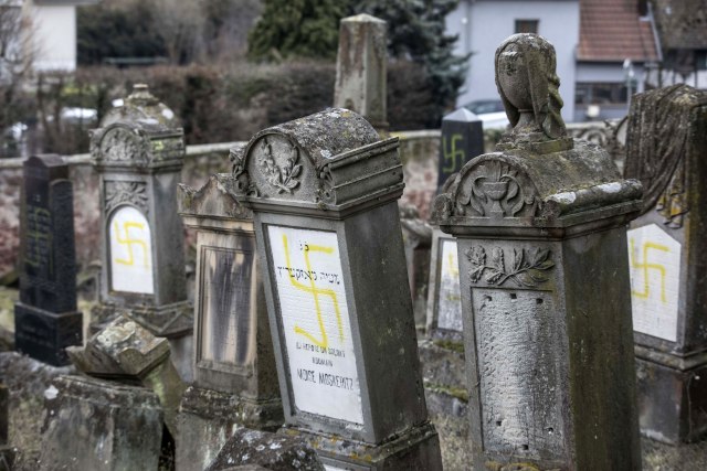 U Francuskoj osrknavljeno oko 80 grobova Jevreja