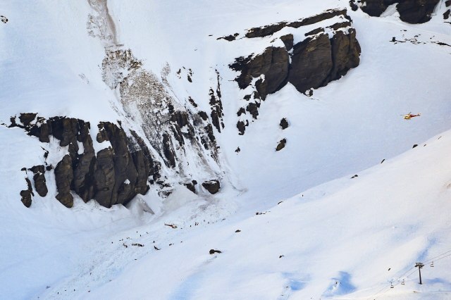 Jedan mrtav, troje povreðeno u lavini u Švajcarskoj