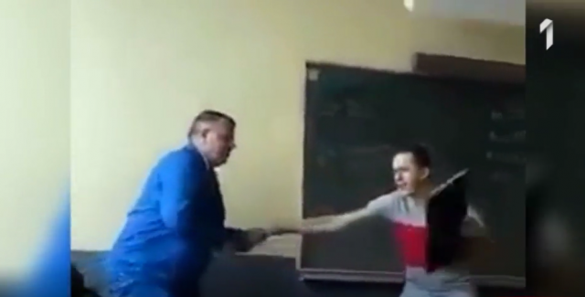 Snimak obišao mreže, učenik maltretira profesora VIDEO