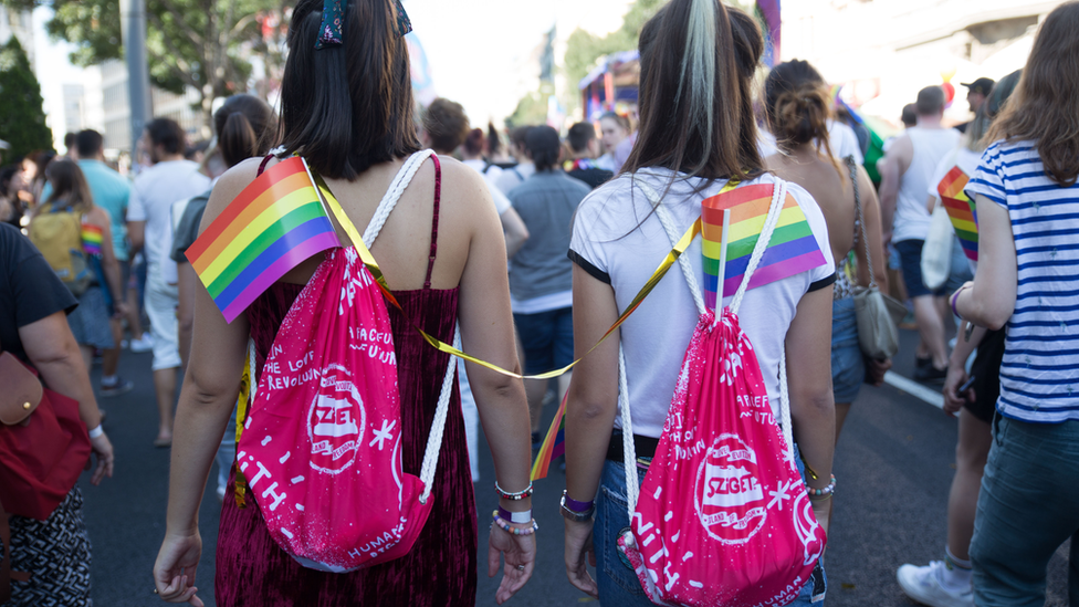 Kako LGBT osoba može da bude roditelj u Srbiji, ako nije Ana Brnabiæ