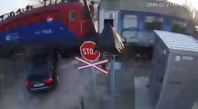 Izbegnuta tragedija, na semaforu crna kesa VIDEO