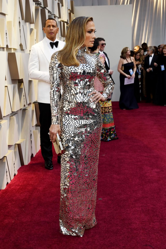 Džej Lo ili Amal Kluni? Kojoj bolje stoji ova zahtevna haljina?