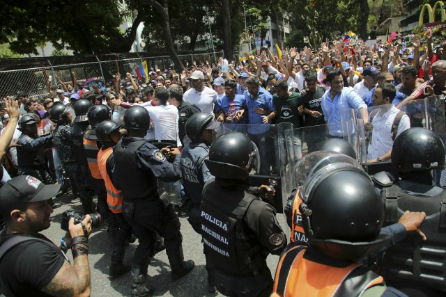 Venecuela i dalje u mraku, sukobi na demonstracijama