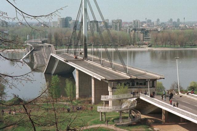 A bridge in Novi Sad destroyed by NATO in 1999 (Tanjug, file)