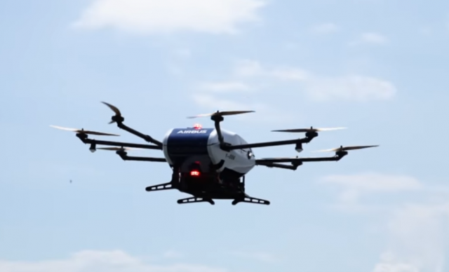Revolucija - Erbas prvi put dronom isporučio paket na brod VIDEO
