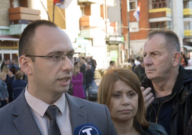 "Spontano okupljanje, Simiæ kaže – Srbi æe braniti državu"