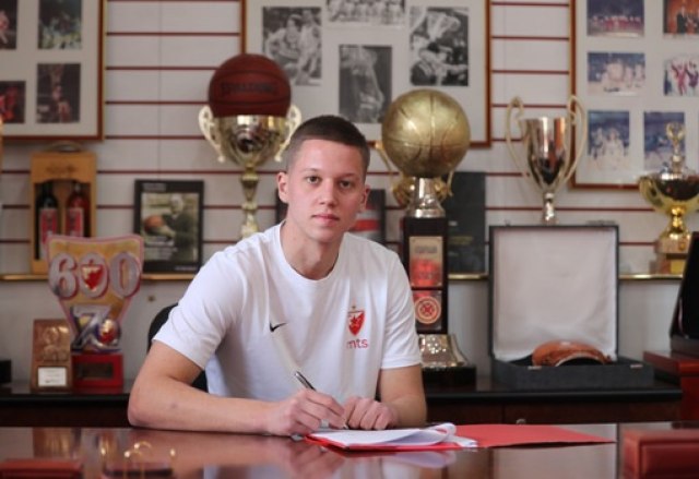Lazar Vasić potpisao profesionalni ugovor sa Zvezdom