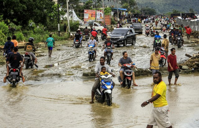 Broj žrtava poplava i klizišta popeo se na 89