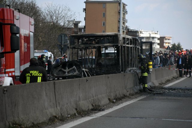 Vozaè oteo autobus sa ðacima u Italiji i zapalio ga