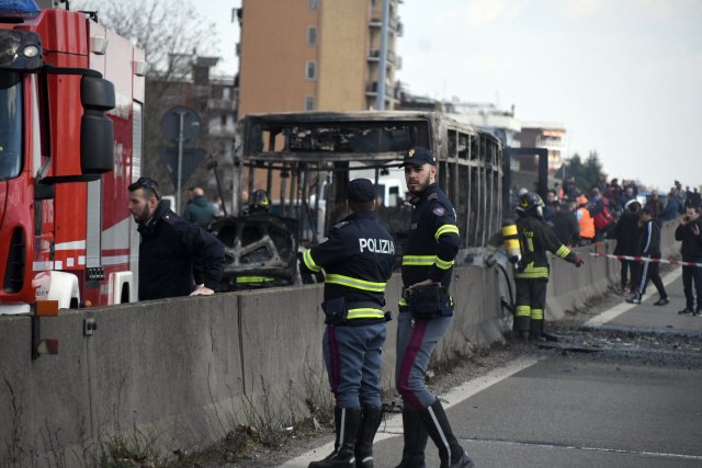 Incident u Italiji, zapalio autobus kojim je vozio decu