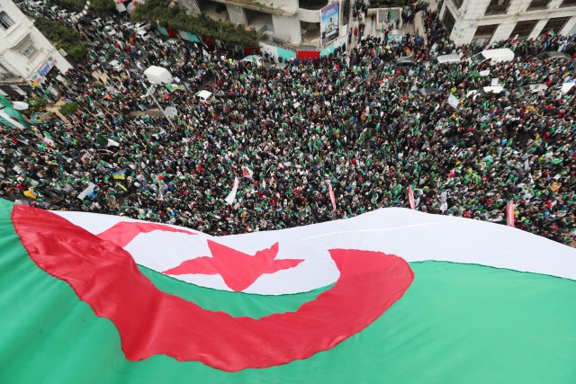 Desetine hiljada građana na ulicama Alžira, traže ostavku