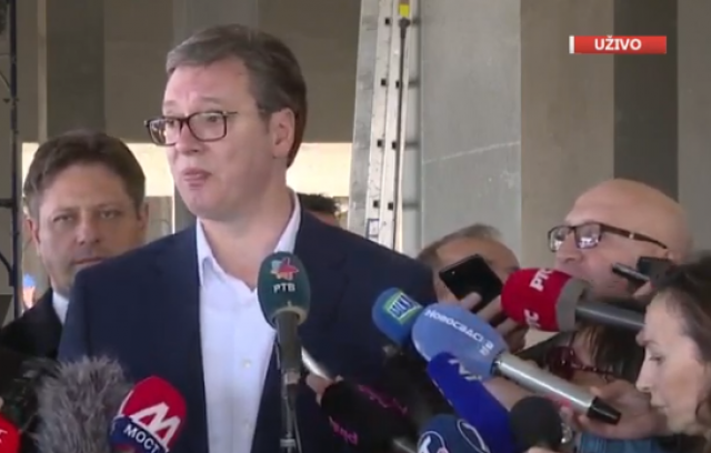 Vučić obišao radove na RTV: Gradićemo sve što su uništili