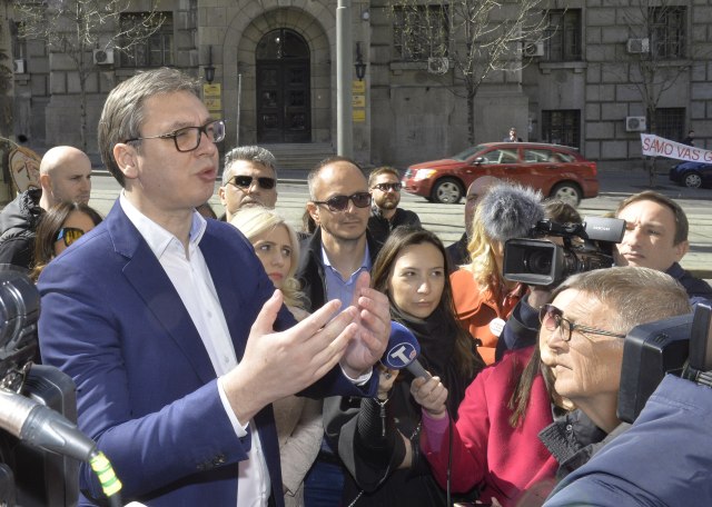Vučić sam i nenajavljeno sa zaduženima u švajcarcima ispred Kasacionog FOTO