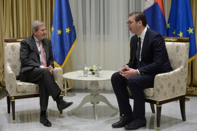 Vučić s Hanom: Srbija će se ponašati u skladu s ponašanjem zemalja EU