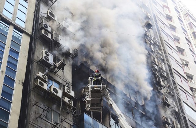 Ljudi skaèu sa nebodera koji guta požar VIDEO