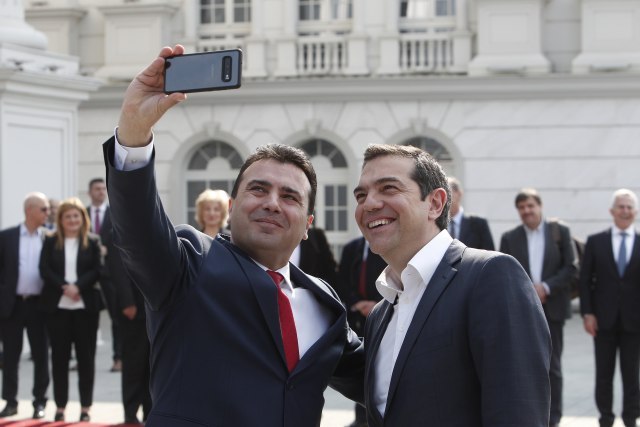 Hugs & selfies: Zaev welcomes Tsipras in Skopje