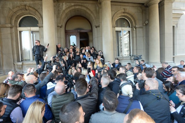 Totalni haos ispred Skupštine grada: Vređanja, psovke, kola Hitne FOTO