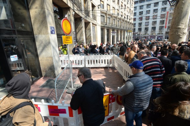 Predstavnici SzS ogradu iz Kolarèeve preneli ispred sedišta REM FOTO