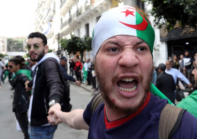 Alžirci smenili predsednika i ne staju: 