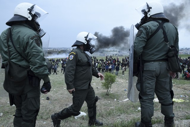 Stravièan sukob migranata i policije na severnoj granici Grèke FOTO