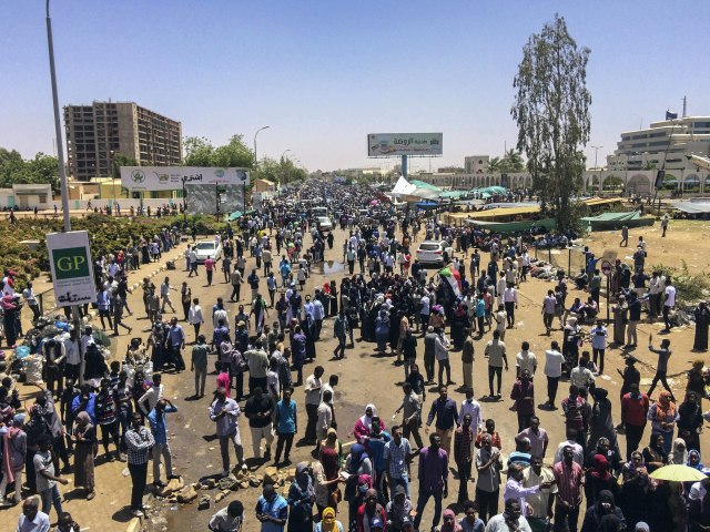 Pucnji i suzavac na demonstracijama u Kartumu