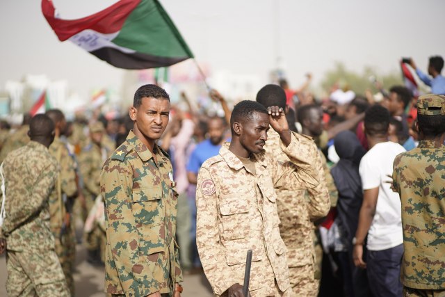 Vojska: Al-Bašir nije napustio Sudan, u kuænom pritvoru je