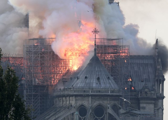 Svet u šoku: Ogroman požar u katedrali Notr Dam FOTO/VIDEO