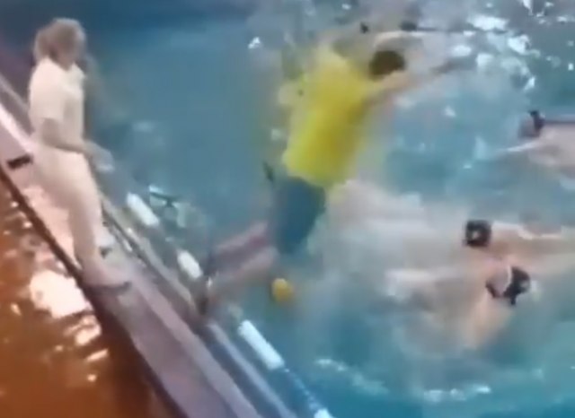 Haos u bazenu – trener "skoèio na glavu" igraèu VIDEO